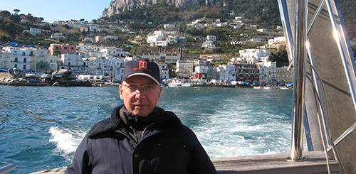 Rodolfo J. C. Cantet, MS '90 LAS,  PHD '90 ACES, displays his Illinois cap in Capri, Italy.  
